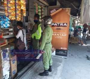 Kepedulian Babinsa Danukusuman Dalam Pengecekan Dan Sosialisasi Jelang Kebiasaan Hidup Baru