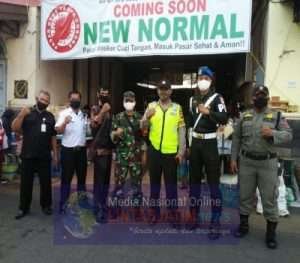 Peran Serta Babinsa Koramil 04/Jebres Dalam Kegiatan Cipta Kondisi Penanganan Covid -19 di Pasar Gede