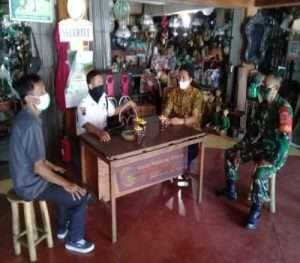 Babinsa Keprabon Laksanakan Komsos Dengan Lurah Pasar Triwindu