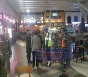 Peran Serta Babinsa Mangkubumen Dalam Kegiatan Cipta Kondisi Penanganan Covid -19 di Mall paragon