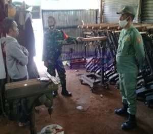 Babinsa Kadipiro Anjangsana di Pengrajin Perakitan Timbangan