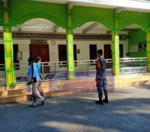 Babinsa Ajak Warga Semprot Masjid Sebelum Sholat Idul Adha