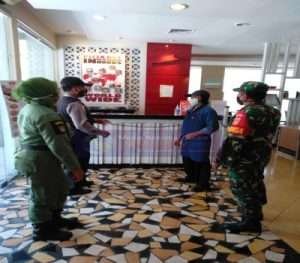 Babinsa Purwosari Melaksanakan Komsos Dengan Karyawan Pizza Hut Slamet Riyadi