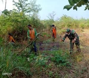 Sambut HUT RI ke 75, Anggota TNI Dari Koramil 04/Jebres Kerja Bakti di TMP Kusuma Bhakti Jurug