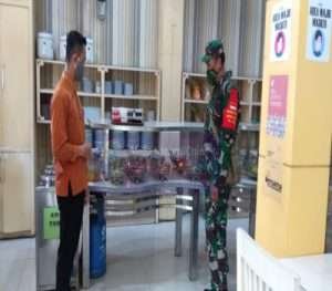 Serma Widiyanto Himbau Rumah Makan Violet Terapkan Protokol Kesehatan