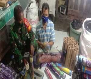 Sertu E Lau We Sambangi Pengrajin Shutlecock Diwilayahnya