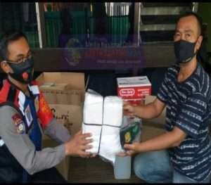 Bhabinkamtibmas Bantu Kelengkapan dari Kapolda Jatim Tersalurkan ke Kampung Tangguh Semeru