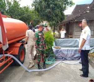 Kekeringan Melanda Desa Babinsa Bantu Penyaluran Air Bersih