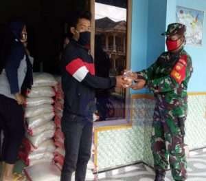Babinsa Selo Turut Kawal Penyaluran Bantuan Non Tunai