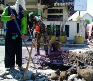 Peduli Lingkungan, Babinsa Kelurahan Danukusuman Ajak Warganya Kerja Bhakti Bersama