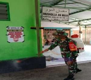 Sterilisasi Wilayah, Babinsa Kelurahan Sewu Bantu Penyemprotan Disinfektan