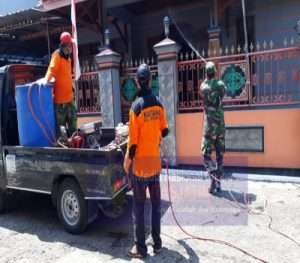 Upaya Memutus Ratai Penyebaran Covid-19, Babinsa 07/Tirtomoyo Ikut Turun Langsung Ke Lapangan Semprotkan Disinfektan