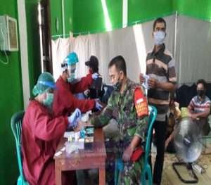 Peduli Sesama, Danramil 11/Manyaran Beserta Anggota Ikuti Donor Darah