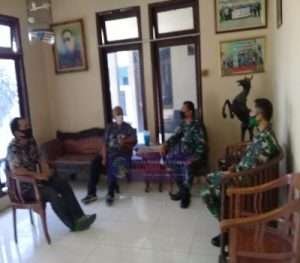 Pererat Tali Silaturahmi Babinsa Kelurahan Gilingan Sambangi Warganya
