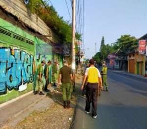 Wujud Nyata Kemanunggalan TNI- Rakyat, Serka Giminanto Ajak Warganya Kerja Bhakti Bersama