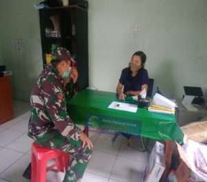 Babinsa Kelurahan Sudiroprajan Komsos Dengan Pengelola Wedangan Pak Gendut Limolasan