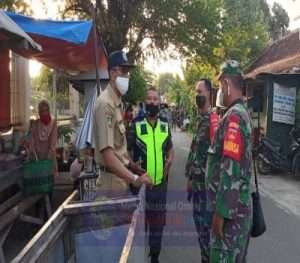 Kawal AKB, Sertu Sanyoto Bersama Satpol-PP Dan Linmas Laksanakan Sidak Penggunaan Masker