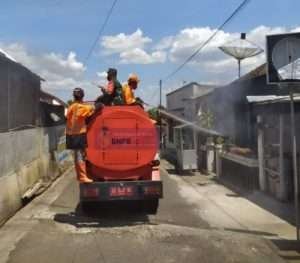 Koramil 03/Ngadirojo Bersama PMI Dan BPBD Semprot Disinfektan Guna Putus Penyebaran Covid-19