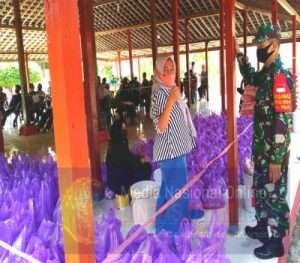 Serda Joko Babinsa Ngadirojo Lor Dampingi Distribusi BSP Desa Binaan