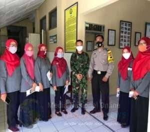 Masa Pandemi Covid-19,Serda Budiono Dampingi Pemberian Imunisasi DT (Difteri Tetanus) Pada Anak -Anak SD