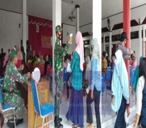 Tak Hanya Amankan, Anggota TNI-Polri Manyaran Juga Pastikan Penyaluran BST Sesuai Protokol Kesehatan