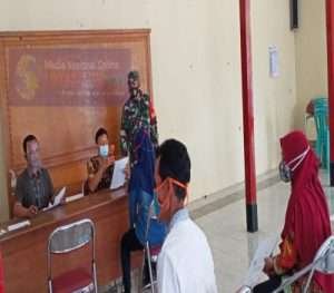 Anggota Koramil 04/Nguntoronadi Monitoring Distribusi BST Kepada 518 KPM
