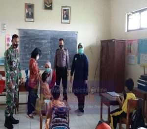 Babinsa Beri Motivasi Siswa Yang Takut Disuntik