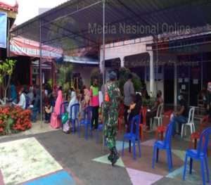 Anggota Koramil 03/Ngadirojo Pantau Distribusi BST Kepada 959 KPM