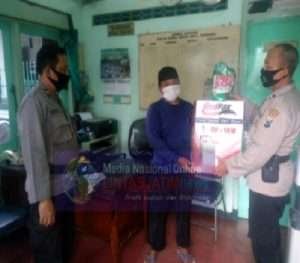 Panit Binmas Polsek Semampir Berikan Sumbangan Sarana Kontak Penyemprot Disinfektan Ke Pengurus Masjid Ampel