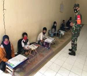 Serda Budiono Bersama Bhabinkamtibmas Laksanakan Pendampingan Pembelajaran Home Visit