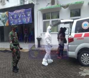 Babinsa Dampingi Swab Test Tiga Warga Desa Cerme Juwangi