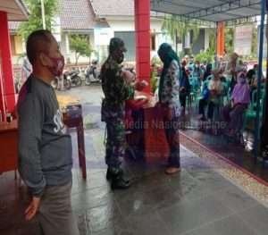 Anggota Koramil 04/Nguntoronadi Dampingi Penyaluran BSP
