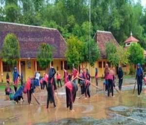Rasa Cinta Dan Kepedulian Kepada Sekolah, Ini Yang Dilakukan Murid Skanja