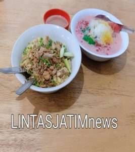 Seruput mie ayam, es Teler Pacarkeling Pak Doni