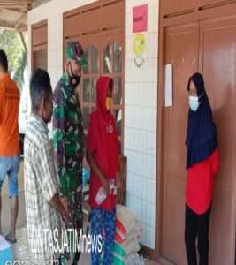 Terapkan Protkes, Babinsa Koramil 23/Karangtengah Diterjunkan Ditiap Desa Dampingi Penyaluran Bantuan