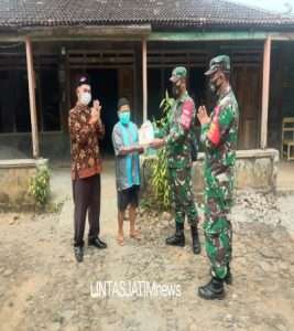Danramil 22/Slogohimo Pimpin Anggota Salurkan Bansos Beras Kepada Warga