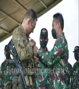 Kasad dan Komandan USARPAC Sematkan Wing Terjun Garuda Airborne