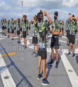 JAGA STAMINA, PRAJURIT MARINIR LAKSANAKAN OLAHRAGA DI KRI TELUK YOUTEFA-522