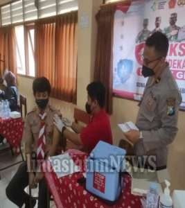 Pelajar SMP Jalani Vaksinasi di Sekolah
