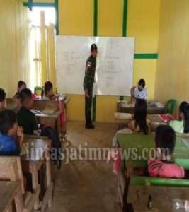 Cerdaskan Anak Bangsa, Personel Satgas Yonif 144/JY Bantu SD Mini Sebagai Gadik dan Edukasi Prokes