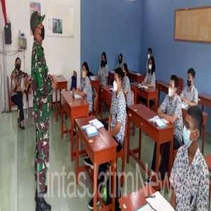 Sejak Penerapan PPKM Level 2 Babinsa Pantau Pelaksanaan PTM di SMP Warga