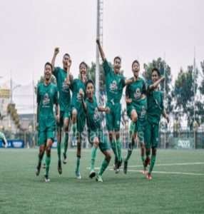 Pemain Persebaya U-18 merayakan gol pada babak penyisihan lalu