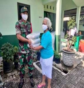 Babinsa Kelurahan Jayengan Distribusikan ATM Beras Kementan Tahap IV