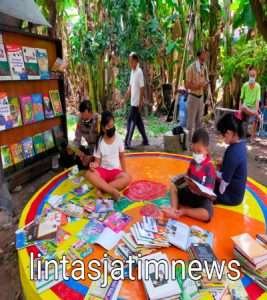 Bripka Sugeng Pendiri Taman bacaan bagi anak anak di Kelurahan Binaannya