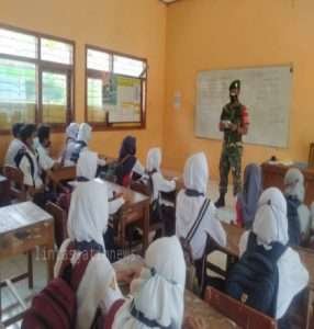 Serma Basori Berikan Wawasan Kebangsaan Siswa – Siswi SMPN 1 Pitu