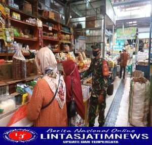 Sembari Komsos Dengan Pedagang, Sertu Hidayat Pantau Harga Sembako Dipasaran