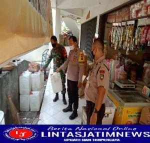 Kompak..!!Babinsa Dan Bhabinkamtibmas Nusukan Pantau Ketersediaan Minyak Curah di Pasar Nusukan