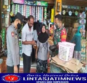 Babinsa Payaman Pantau Langsung Penjualan Minyak Goreng Curah Terhadap Konsumen