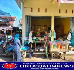 Babinsa Koramil 0806/02 Pogalan Blusukan Pasar Cek Harga Minyak Goreng Curah