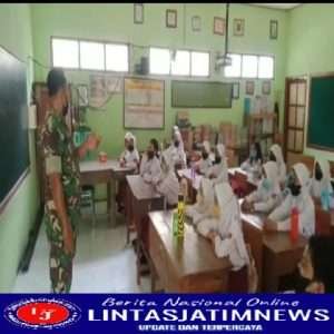 Cegah Paham Radikal, Babinsa Koramil 0805/Geneng Berikan Wasbang  Nilai Nilai Pancasila